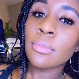 Meet your Posher, Carolnique